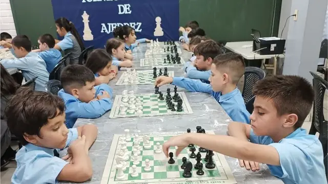 Alumnos del CBAP jugando en el Torneo Anual de Ajedrez