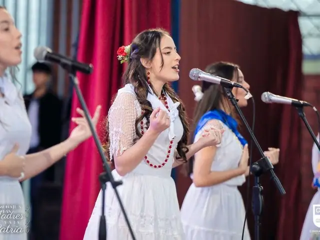 Alumnas del coro del CBAP cantando en el acto institucional