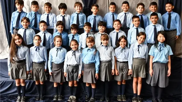 Alunos do ensino fundamental do CBAP em foto de turma e jogando xadrez