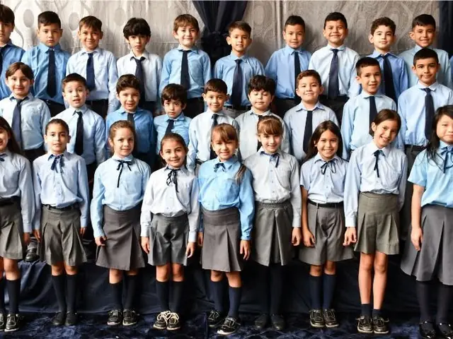 Alumnos de Escolar Básica del CBAP en foto de grado y jugando al ajedrez