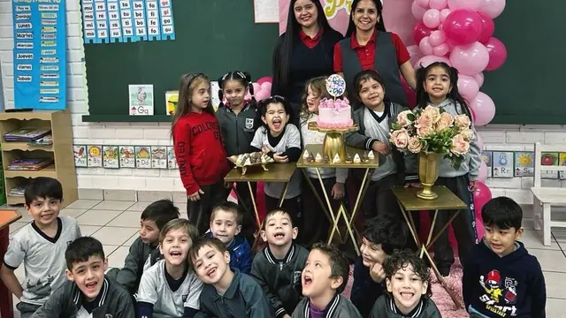 Alunos da educação infantil do CBAP com suas professoras em sala