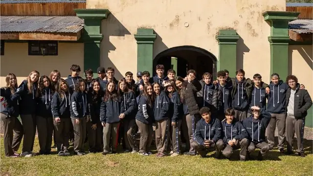 Alunos do ensino médio do CBAP em viagem pedagógica e o coral no ato institucional