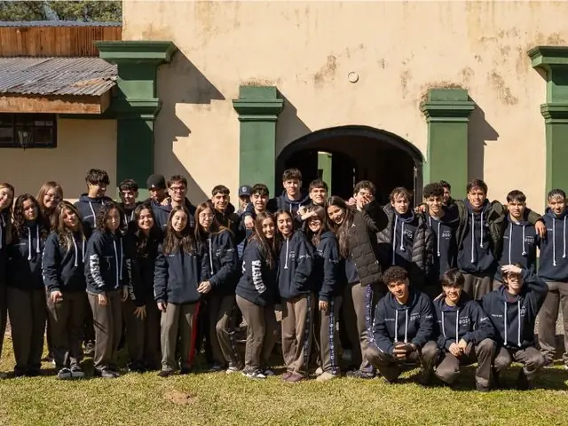 Alumnos de Nivel Medio del CBAP en un viaje pedagógico y el coro en el acto institucional